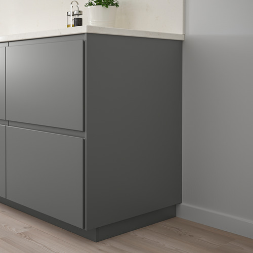 Moderno mueble de cocina gris grisáceo con un diseño elegante. Se sienta en el suelo, alto y estrecho, se adapta perfectamente a la esquina.