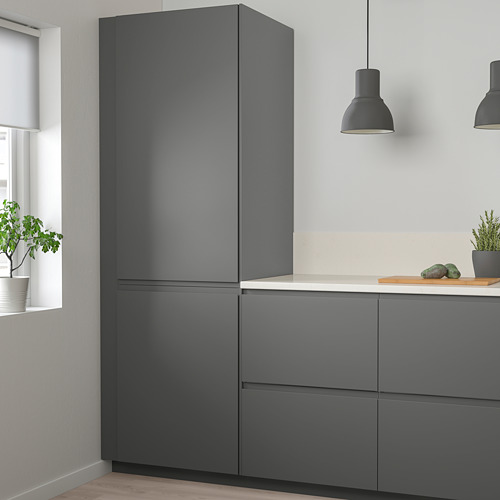 Cocina moderna con elegantes armarios VOXTORP de color gris oscuro y diseño minimalista.