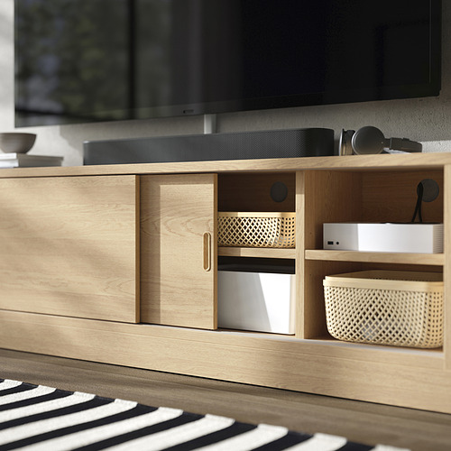 Consola de madera con puertas correderas, estantes abiertos, barra de sonido, proyector, cesta, cajones de cierre suave, estantes ajustables.