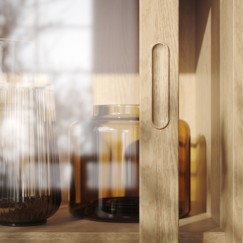 Mueble de madera con asa elegante, que muestra frascos de vidrio. Acabado de alta calidad, diseño elegante.