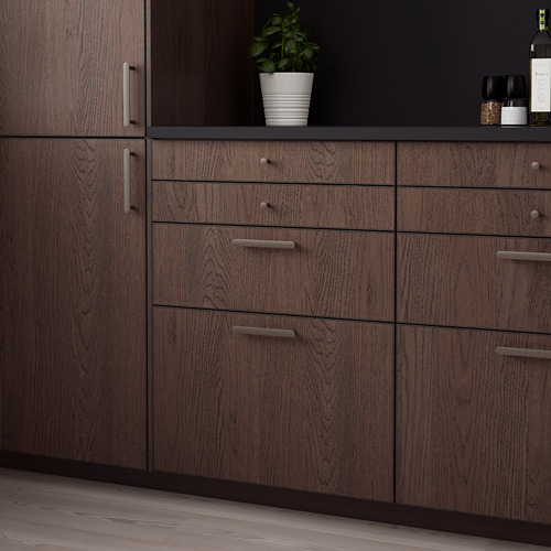 Armarios de cocina SINARP de madera con cajones y tiradores, columna con planta.