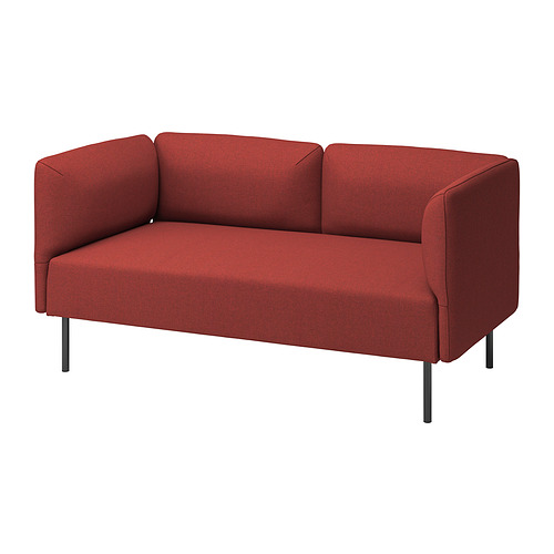 Un moderno sofá de dos plazas LILLEHEM rojo con un diseño elegante y patas metálicas.