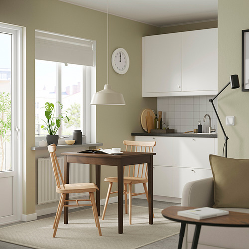 Luminosa cocina y comedor con silla HÖGVED, decoración moderna y asientos acogedores.