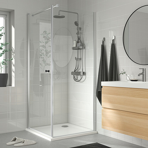 Baño moderno con ducha BROGRUND . Mampara de vidrio, rociadores cromados, tocador de madera. Diseño elegante y contemporáneo.