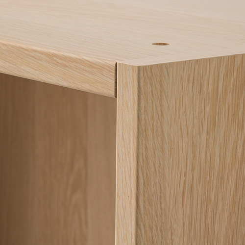Primer plano de paneles de madera cuidadosamente unidos, que muestran un acabado suave y una construcción robusta.