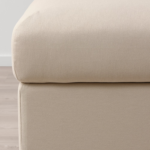 Primer plano de los reposapiés VIMLE de felpa, tejido beige. Textura suave, diseño limpio.