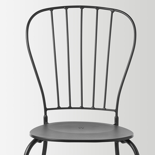 Silla de metal negro con respaldo curvo y asiento redondo, acabado con recubrimiento en polvo de alta calidad.