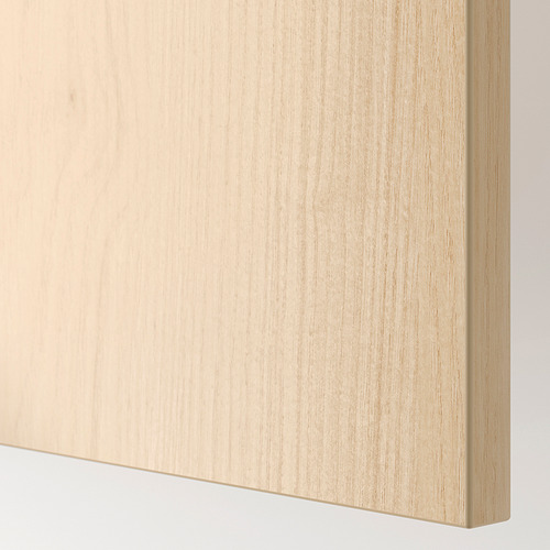 Primer plano de un panel de madera lisa y clara; Muestra grano fino y acabado pulido.