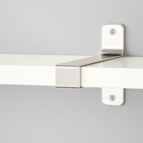 Un estante de pared blanco con soportes metálicos que garantizan la estabilidad.