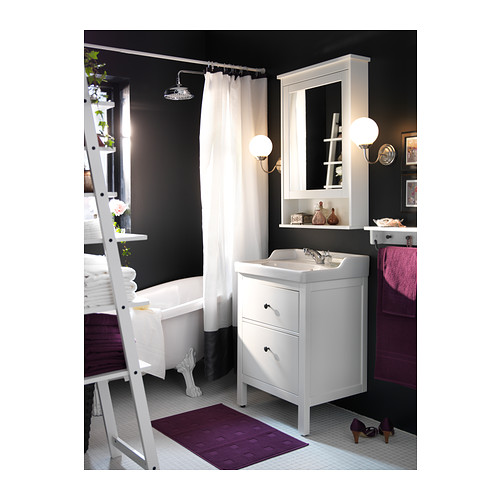 Baño moderno con tocador con lavabo HEMNES blanco, gabinete con espejo y bañera con patas. Acentos morados.