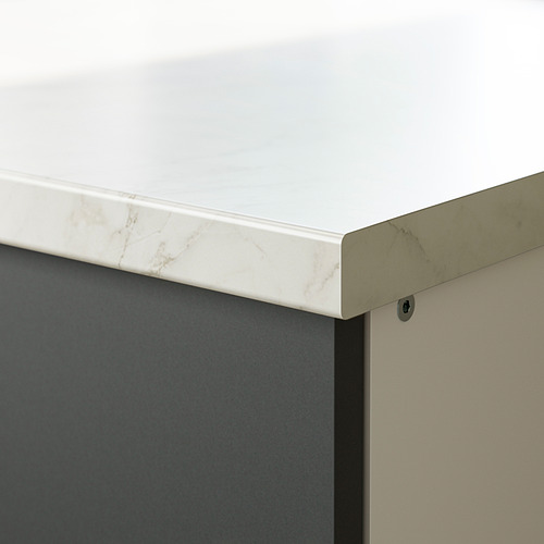 Encimera de cocina moderna con borde de mueble gris y bisagra metálica.