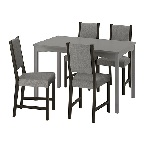 Un juego de comedor HAUGA con mesa gris y sillas tapizadas grises con marcos negros.
