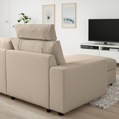 Moderno sofá modular VIMLE de color beige claro con reposacabezas ajustables y tumbona, que se adapta cómodamente a una sala de estar con TV y decoración.