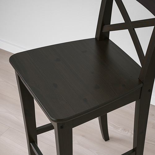 Silla de madera oscura con asiento liso y patas robustas.