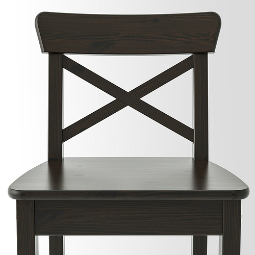Silla de madera oscura con respaldo curvo, robustos soportes de respaldo cruzados y asiento de superficie lisa. Hecho a mano en pino macizo.