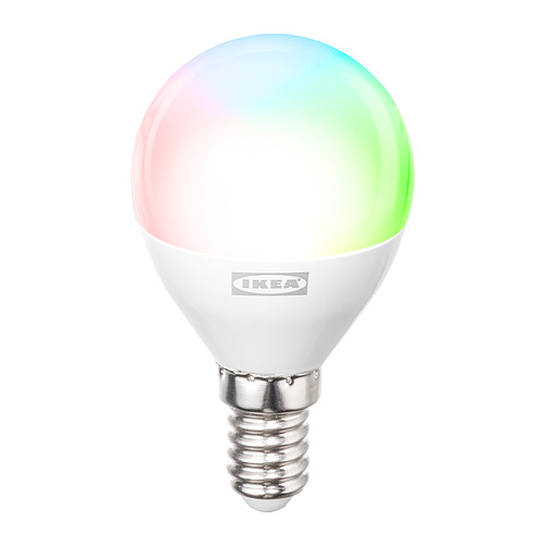 Una bombilla inteligente KAJPLATS de ikea. Es esférico, colorido y está hecho de plástico y metal. La bombilla puede cambiar de color y se controla de forma inalámbrica.
