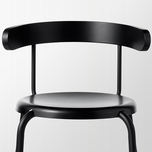 Silla negra con respaldo redondeado, asiento liso, patas metálicas resistentes.