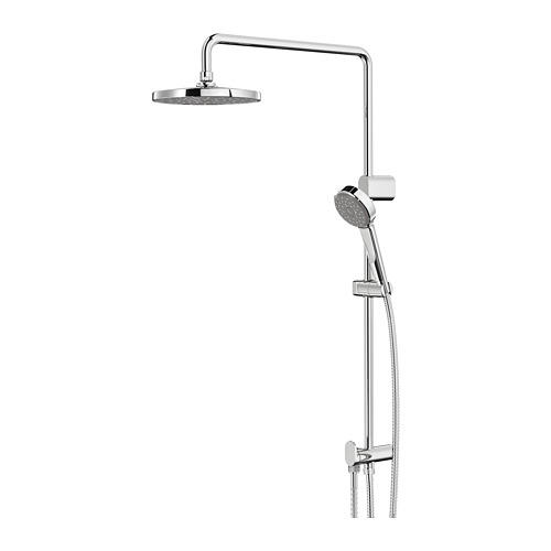 Moderno sistema de ducha cromado con cabezales de mano y superiores, con un elegante diseño de rieles.
