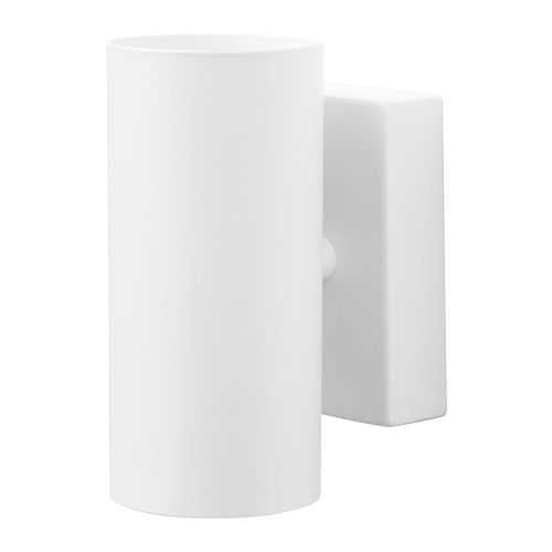 Lámpara NYMÅNE, blanca, pantalla cilíndrica, base de acero, diseño minimalista.