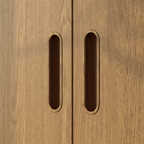 Armario de madera con manijas elegantes y oscuras; Diseño minimalista.