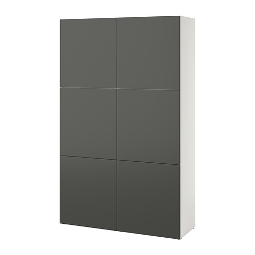 Un armario de almacenaje BESTÅ gris y blanco con cuatro puertas, con un diseño moderno y minimalista y estantes ajustables.