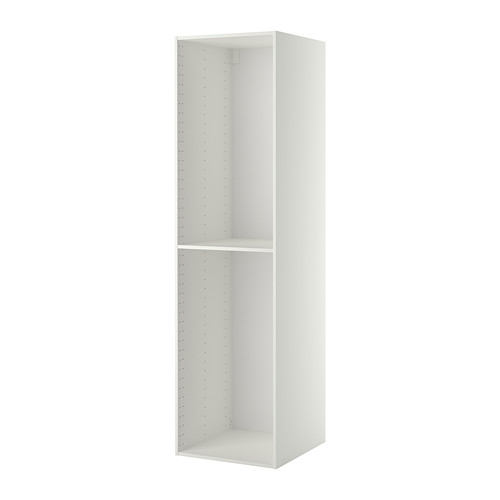 Esta imagen muestra un mueble de cocina METOD blanco con un solo estante. Está diseñado para el almacenamiento y tiene orificios preperforados para ajustar la altura del estante.
