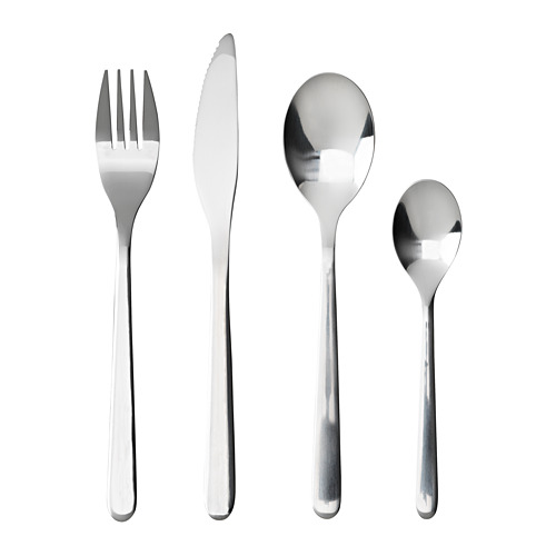 Un juego de cuatro cubiertos de plata pulida: un tenedor, un cuchillo, una cuchara y una cucharadita, ordenadamente dispuestos en fila.