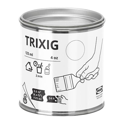 Una lata cilíndrica blanca de pintura TRIXIG de ikea, con texto y gráficos negros, diseñada para pintar muebles de interior.