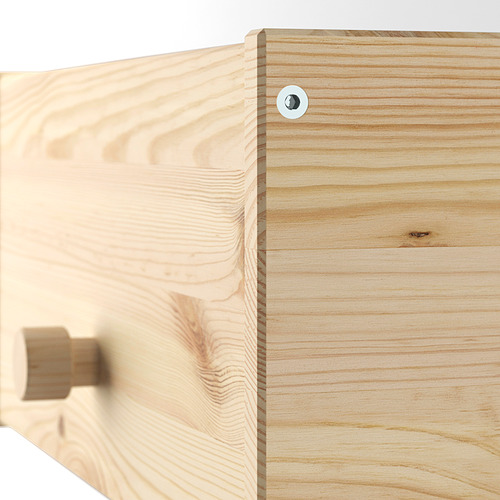 Primer plano de los percheros de pino RAGGBERG acabado suave y natural y grano de madera de calidad.