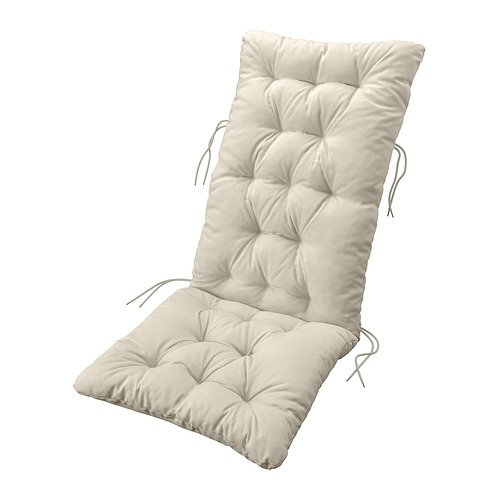 Un cojín de silla KUDDARNA, de color beige, con diseño capitoné, lazos para la sujeción y material de poliéster reciclado.
