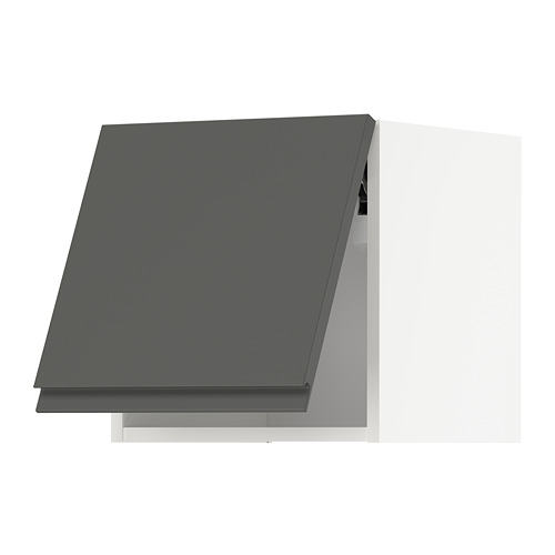 Moderno mueble de cocina gris con elegantes tiradores empotrados.