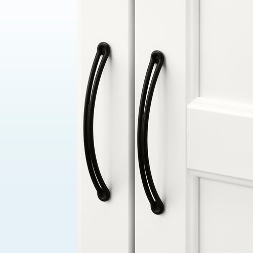 Manillas curvas negras en puertas de armarios blancas, diseño elegante y minimalista.