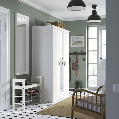 Entrada con almacenamiento SONGESAND, espejo, cestas, zapatero y lámparas colgantes.