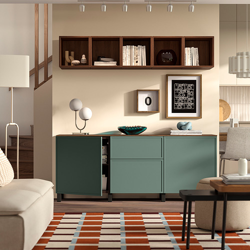 Sala de estar moderna con aparador verde azulado, arte abstracto y asientos lujosos.