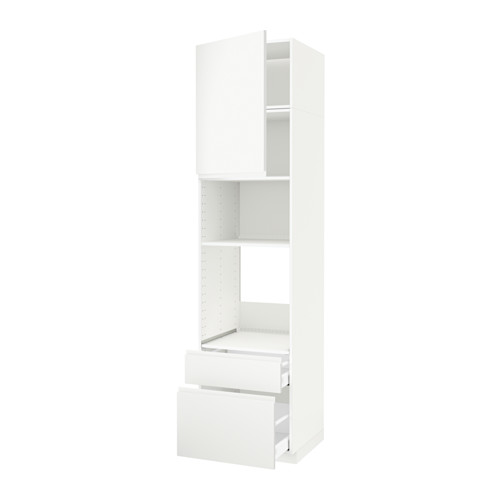 Esta imagen muestra un mueble de cocina METOD blanco con estantes y cajones para almacenamiento. Tiene un diseño minimalista con asas integradas.