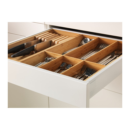 Cajón de cocina con organizadores de madera, cuchillos y utensilios de almacenamiento.