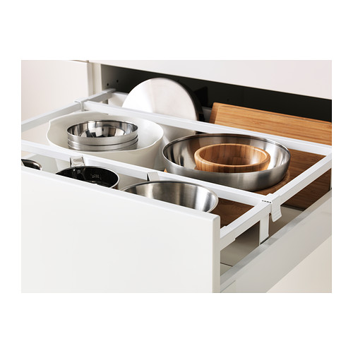 Cajón de cocina blanco con cuencos de acero inoxidable y madera, dispuestos con separadores.