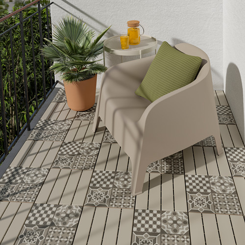 Tarima de suelo geométrico beige con sillón claro, jarras amarillas y planta en balcón.