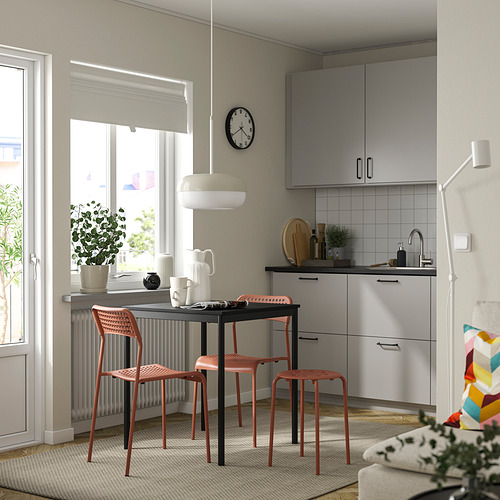Cocina moderna con silla sandberg junto a la mesa junto a la ventana.