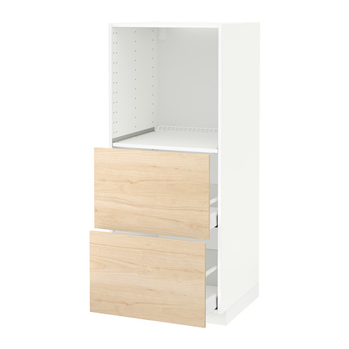 Mueble blanco y de madera clara con estantes abiertos y cajones de METOD.