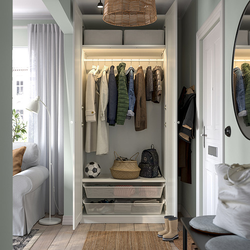 Un armario moderno con barra para colgar, estantes y cajones; Organiza la ropa y los accesorios de forma ordenada.