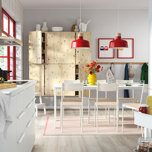 Cocina con armarios de madera, sillas BUSLÄTT, luces rojas, jarrón amarillo.