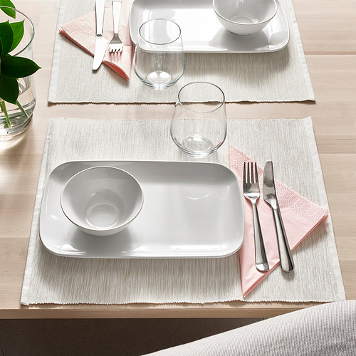 Elegante mesa con vajilla, cubiertos y vasos blancos, listos para comer.