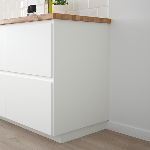 Mueble blanco FÖRBÄTTRA, diseño moderno, encaja en esquina, suelo de madera, estilo minimalista.