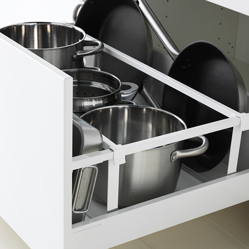 Cajón de cocina blanco abierto, revelando ollas y sartenes de metal organizadas.
