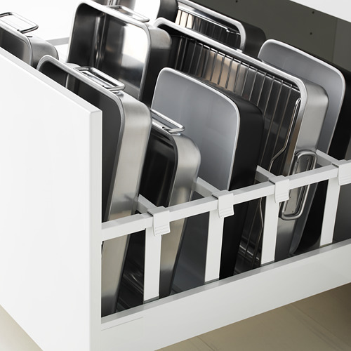 Organizador de cajones que sostiene bandejas metálicas para hornear, parte del sistema de cocina METOD.