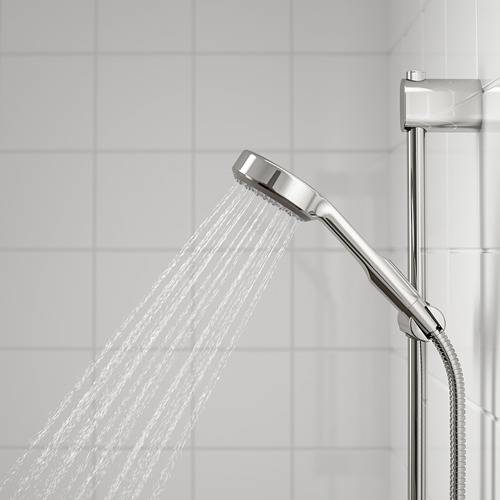 Cabezal de ducha que pulveriza agua, con función de rociado completo. Ducha de mano ajustable unida mediante riel flexible.