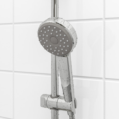 Un combo de cabezal de ducha / auricular cromado con ahorro de agua. Las versátiles opciones de pulverización y la altura ajustable son visibles.