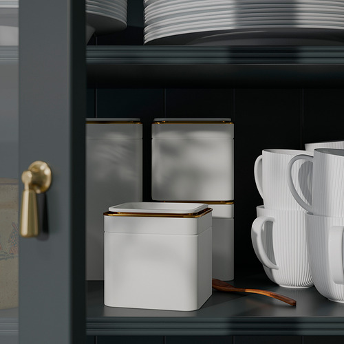 Una estantería de cocina con latas y jarras BLOMNING . Las latas tienen detalles dorados, perfectas para almacenar café y té.