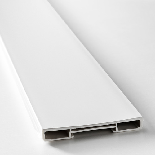 Zócalo de gabinete de cocina blanco, diseño elegante, acabado liso, vista final en ángulo.